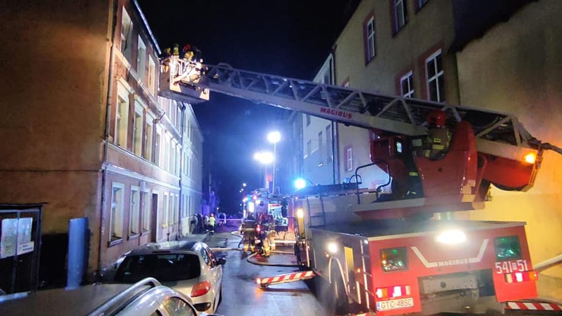 10 zastępów Straży Pożarnej walczyło z pożarem kamienicy przy ul. Pomira w Tczewie 