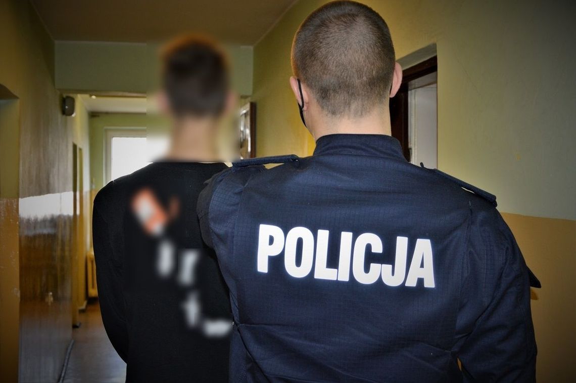 21-latek z narkotykami schowanymi w opakowaniu po gumach zatrzymany przez policję