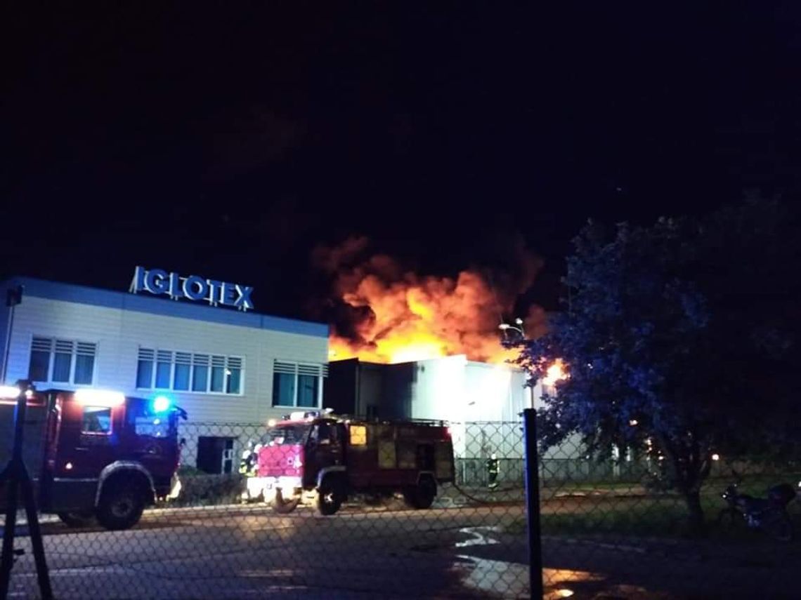 700 osób straciło pracę po pożarze hali produkcyjnej w Skórczu. Z ogniem walczyło prawie 70 zastępów straży pożarnej [AKTUALIZACJA] 