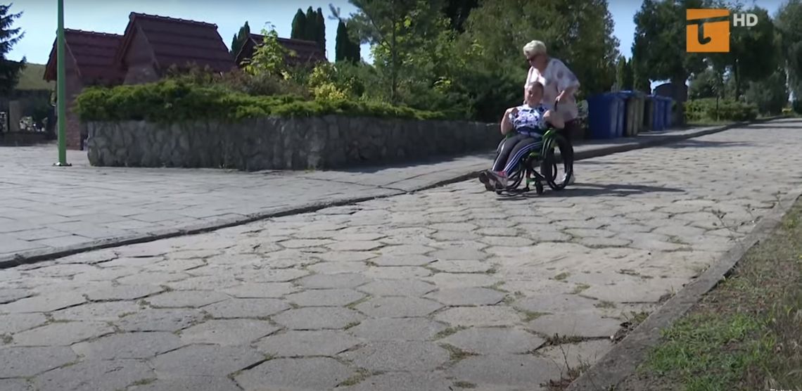 Alejka na cmentarzu komunalnym stała się torem przeszkód