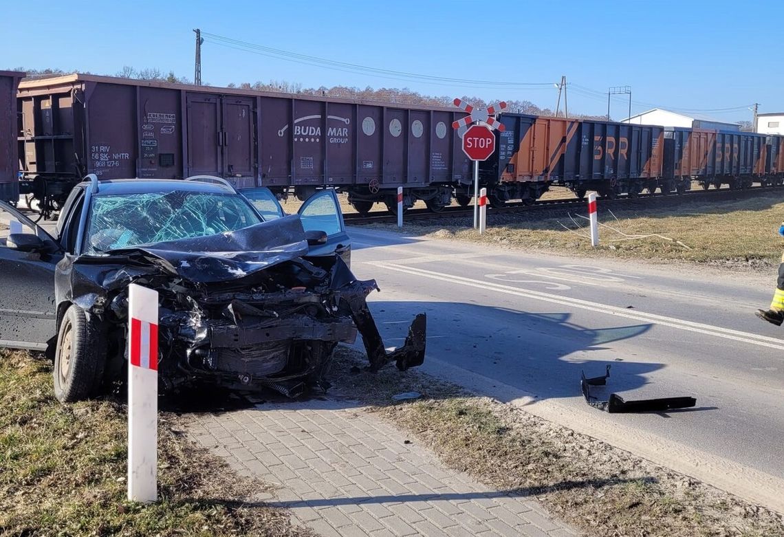 Auto wjechało pod pociąg. Pięć osób rannych