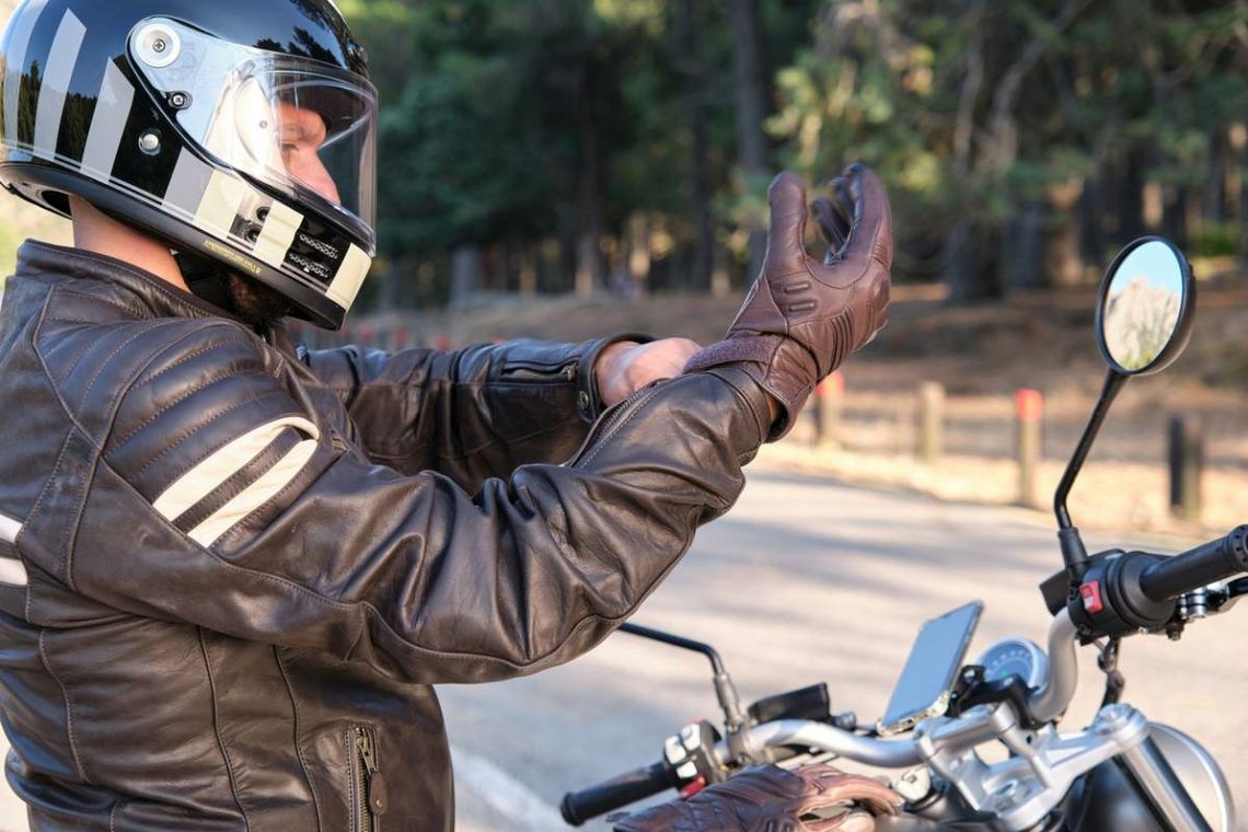 Awantura na stacji paliw. Motocyklista nie mógł zapłacić, bo był w kasku