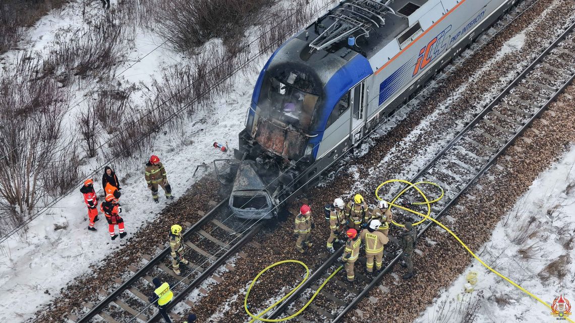 Aż dwa pociągi uderzyły w samochód. Ewakuowano około 600 osób