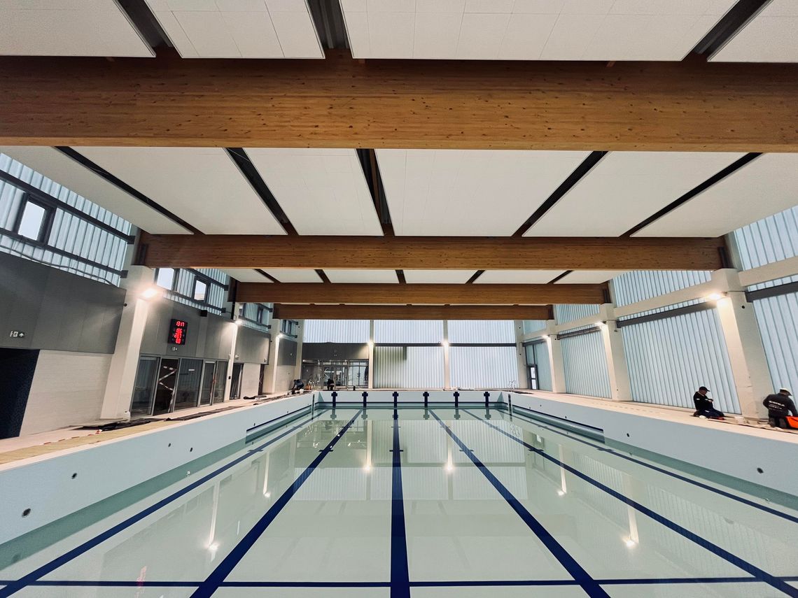 Basen przy Szkole Podstawowej nr 12 w Tczewie coraz bliżej otwarcia! W niecce jest już woda [ZDJĘCIA]