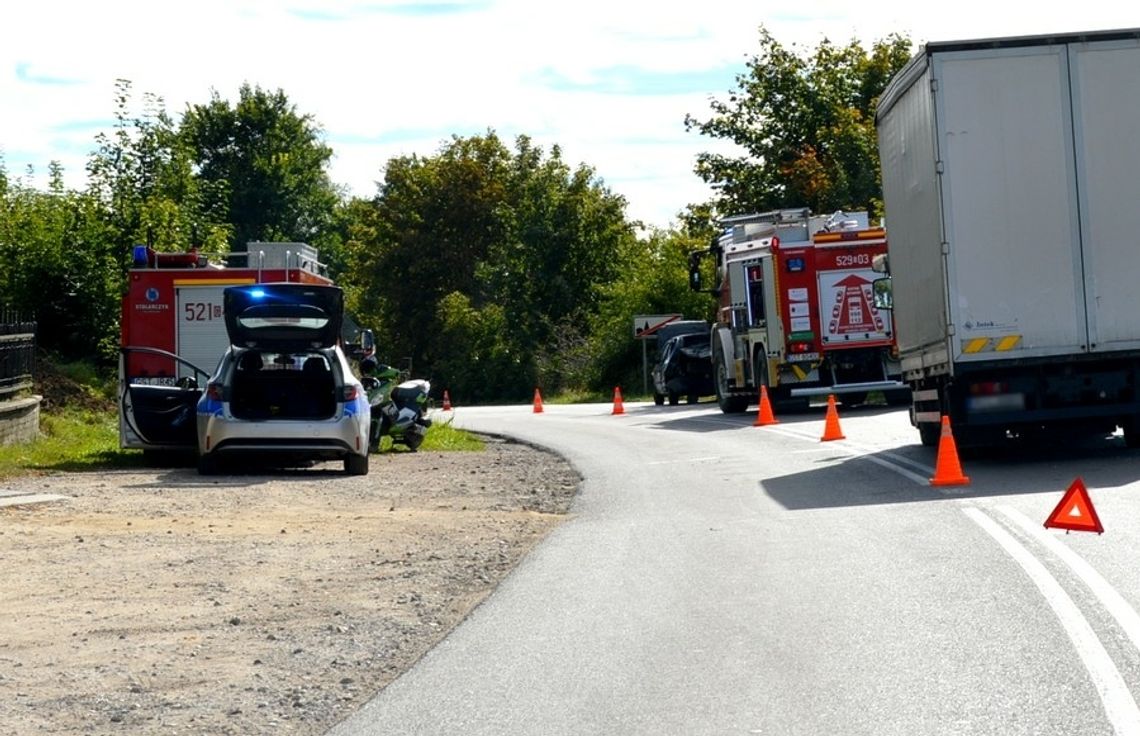 Bobowo: 3 osoby ranne po zderzeniu ciężarówki z osobówką