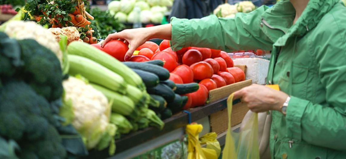 Ceny na targu szaleją. Warzywa powinny tanieć, a drożeją. Dlaczego?