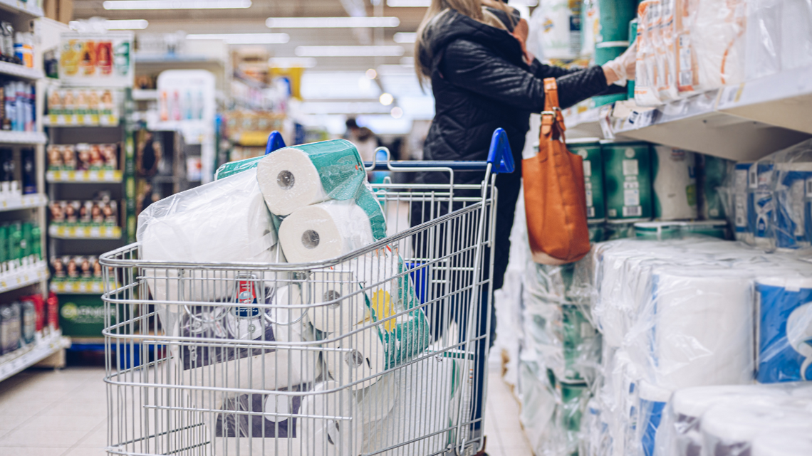 Ceny papieru toaletowego biją rekordy. Zabraknie go także w sklepach?