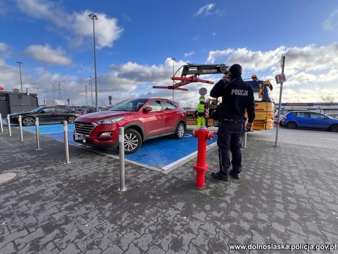 Cham bierze się za parkowanie. Są już setki zgłoszeń Cham bierze się za parkowanie. Są już setki zgłoszeń