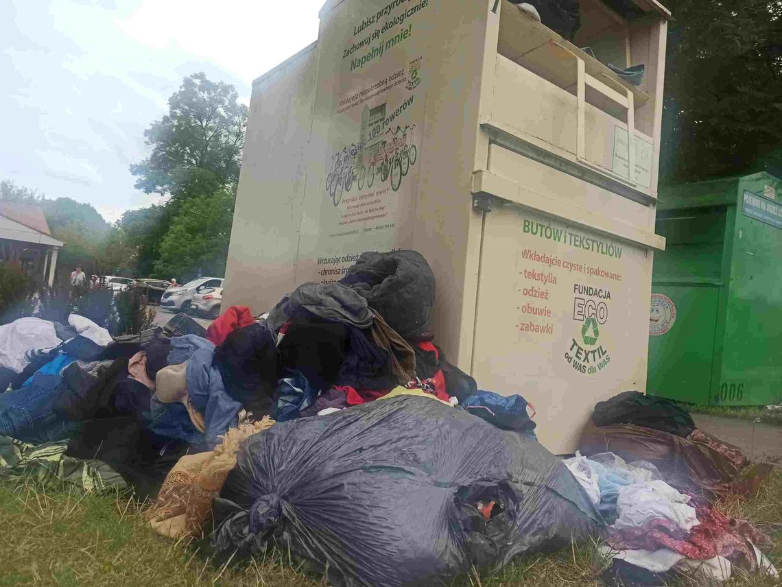 Chcą zmian w segregowaniu tekstyliów. Biedronka i PCK piszą do premiera