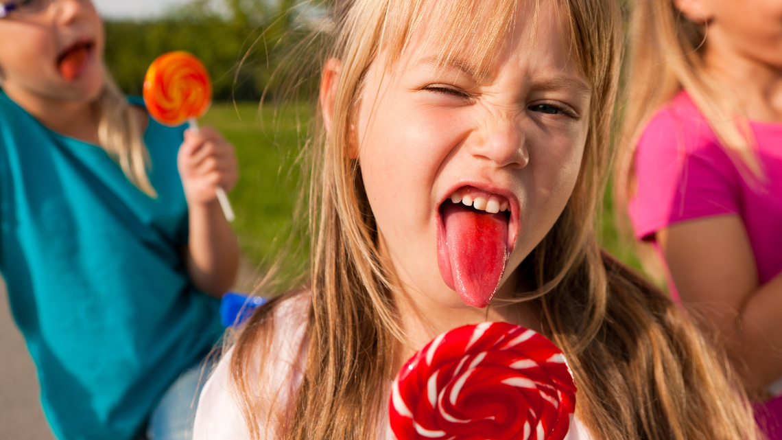 Chce zakazu reklamy słodyczy. Bo szkodzą podobnie jak alkohol