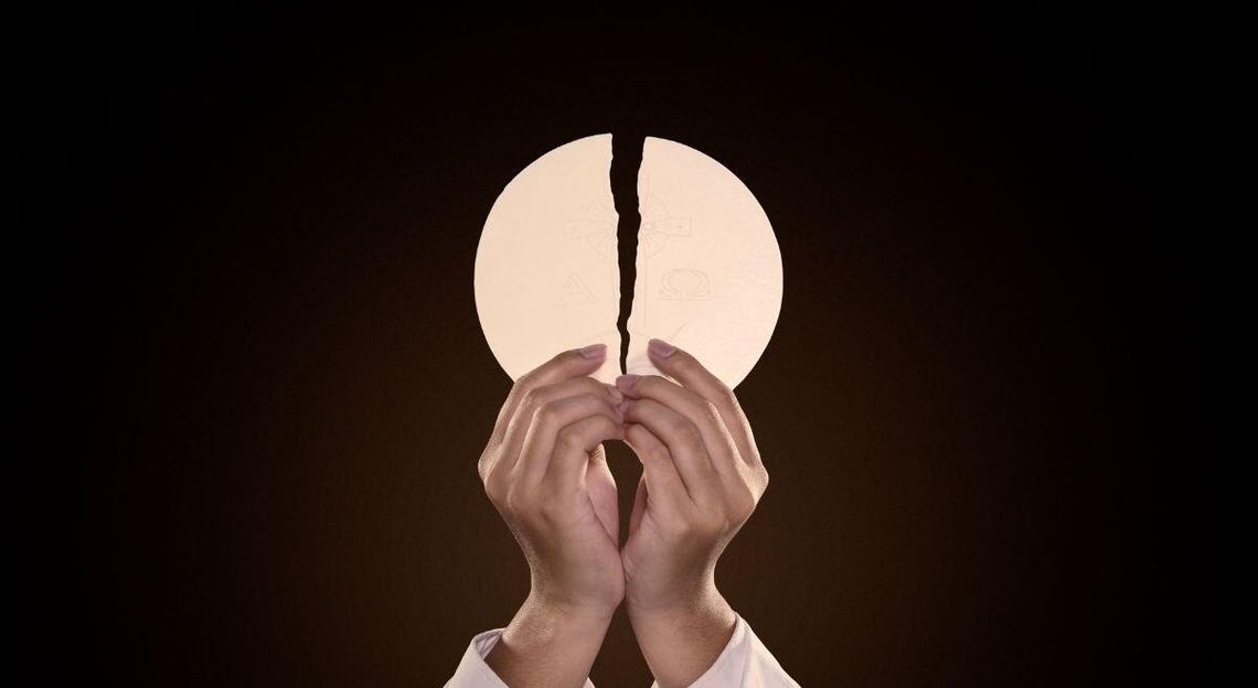 Chorzy na celiakię w Kościele. Czy mogą przyjmować komunię?