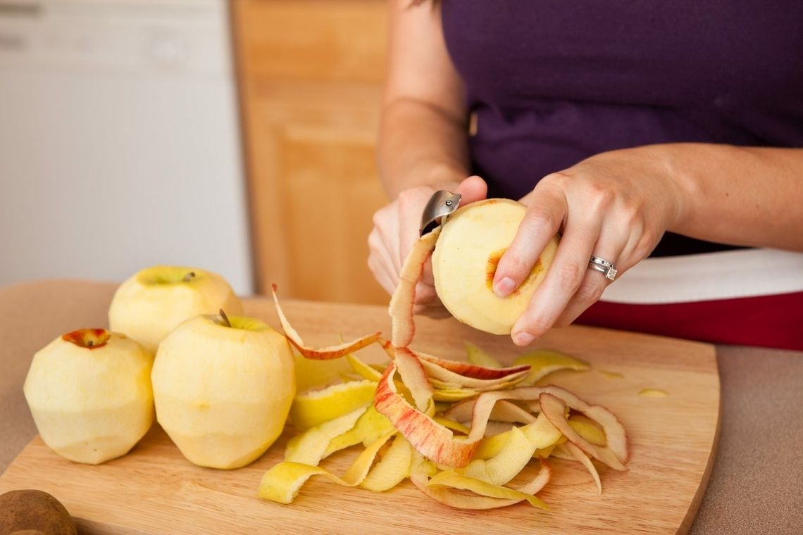 Cytryna, jabłko i banan. Jak wykorzystać ich skórki?