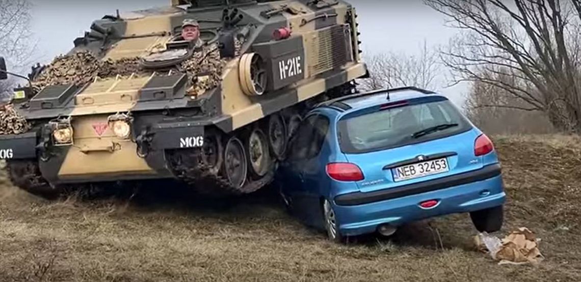 Skarszewy: Czołg zmiażdżył peugeota. Specjalnie dla pana burmistrza [WIDEO]