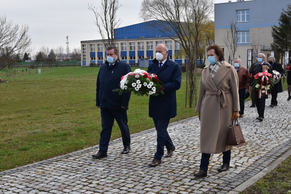 Delegacje tczewskich władz samorządowych, organizacji i szkół upamiętniły Dzień Pamięci Ofiar Zbrodni Katyńskiej 