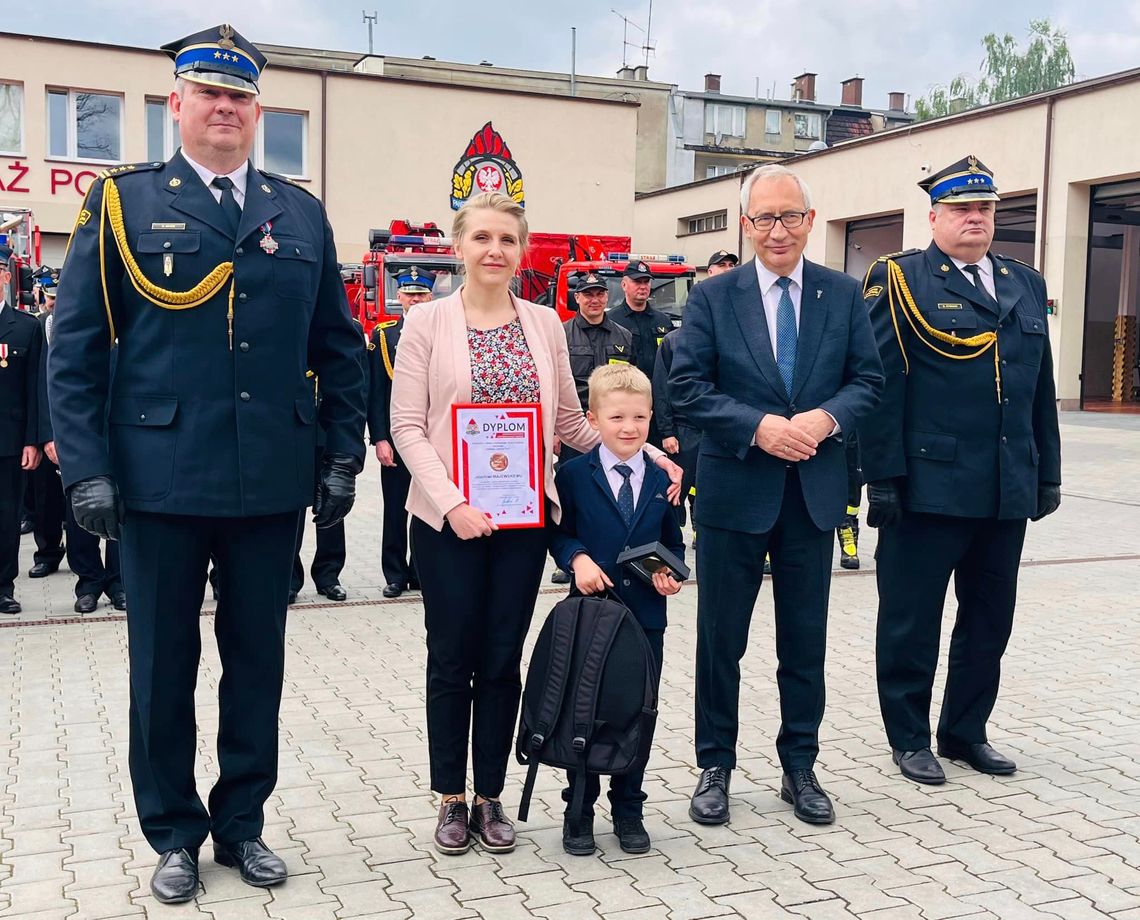 Dzień Strażaka w Tczewie: Odznaczenia dla strażaków i nagroda dla 5-letniego Józia