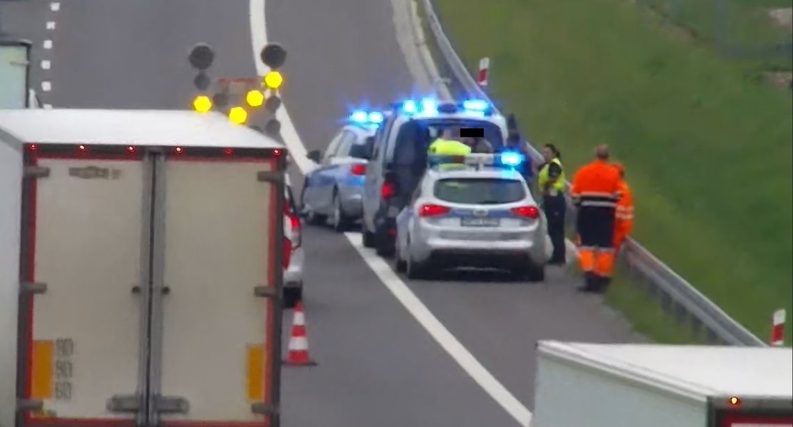 Dziwne sceny na ekspresówce. Najpierw cofał, potem uciekał przed policją [WIDEO]