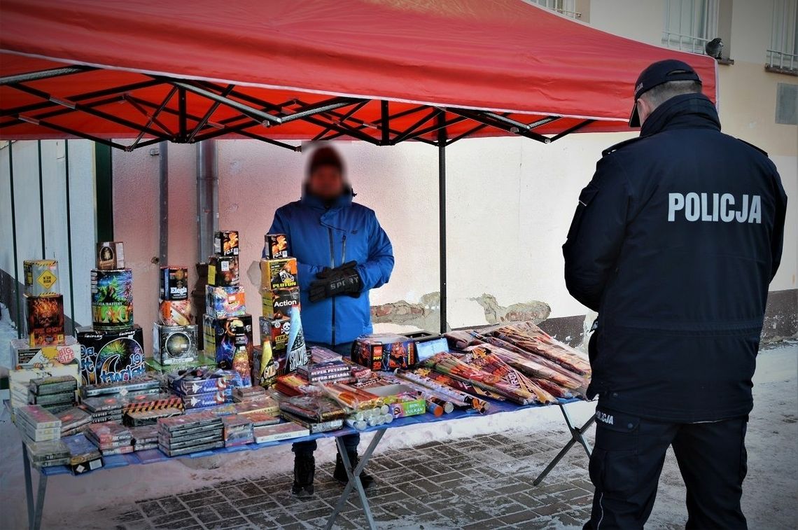 Fajerwerki i petardy. Policjanci przypominają zasady bezpieczeństwa Fajerwerki i petardy. Policjanci przypominają zasady bezpieczeństwa