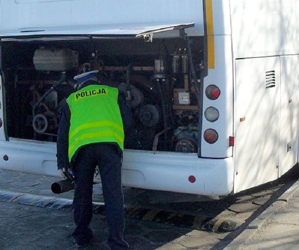 Ferie zbliżają się wielkimi krokami. Policjanci kontrolują autobusy, którymi podróżować będą dzieci