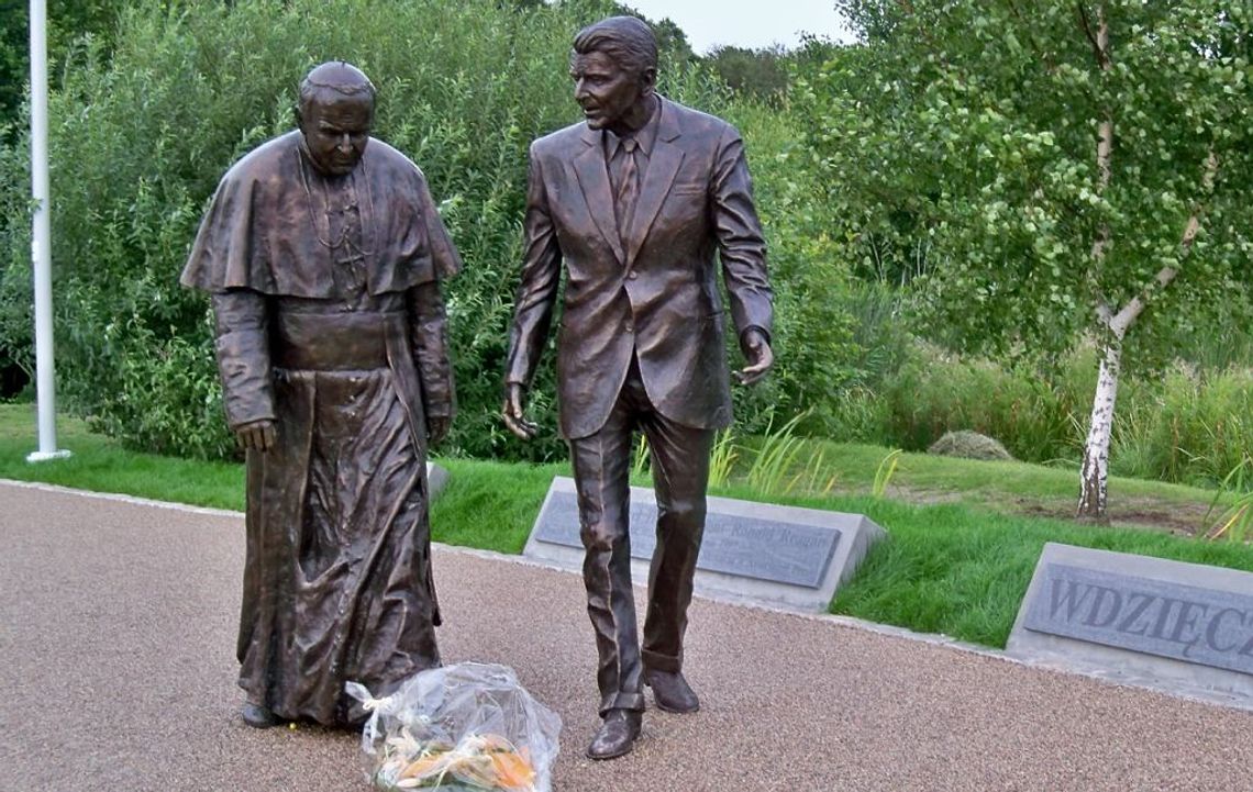 Gdańsk: Zdewastowano pomnik Jana Pawła II i Ronalda Reagana