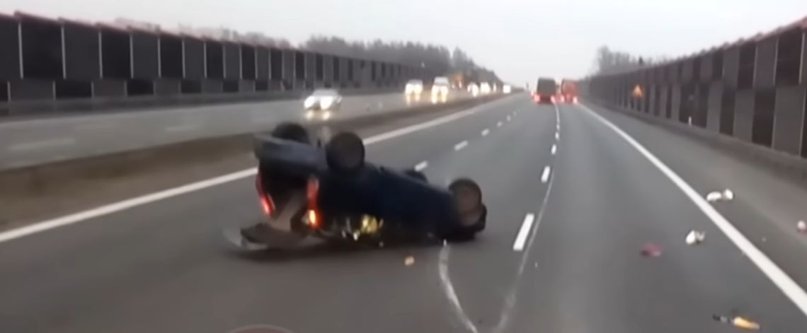 Groźne dachowanie na autostradzie. Myślała, że się zmieści między autami [VIDEO]