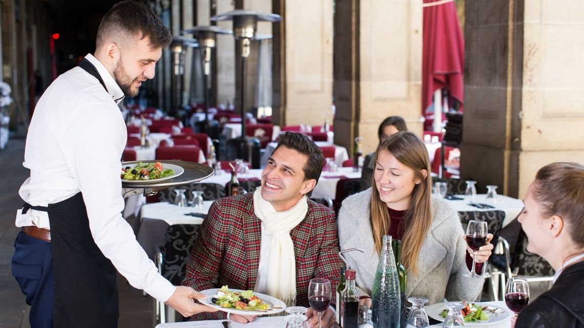 Idą duże zmiany. Klienci będą chodzić do restauracji… z własnymi kubkami