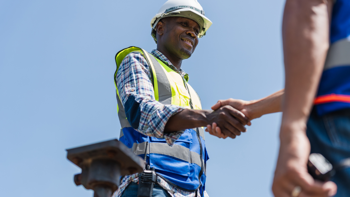 Imigrant w pracy, a nie w więzieniu. Co naprawdę mówią dane z Polski?