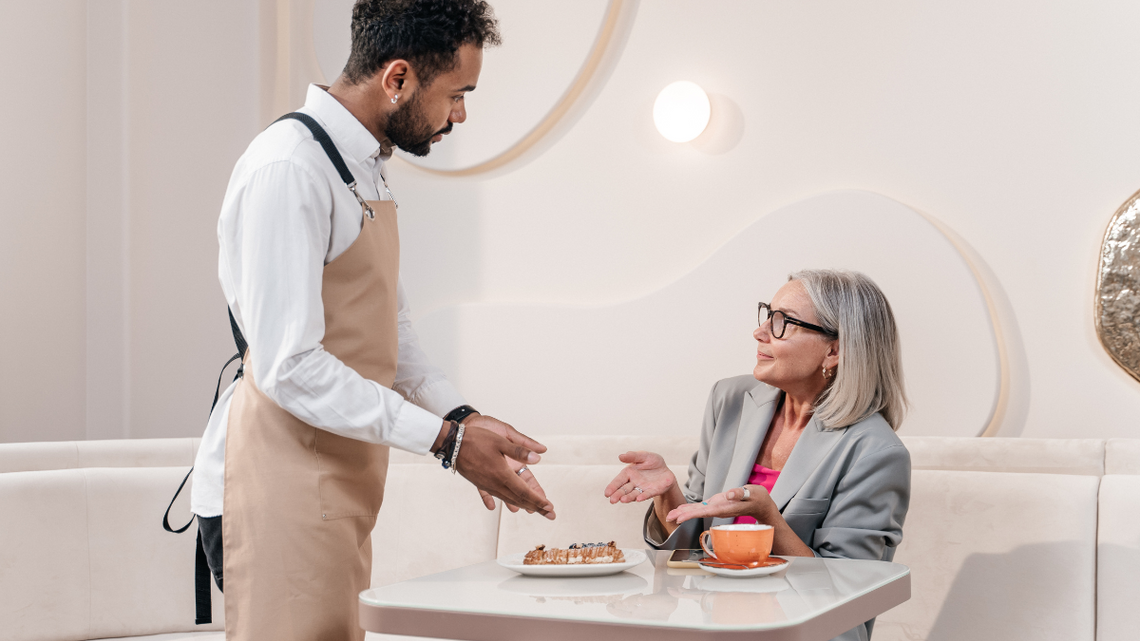 Inspektor idzie na obiad do restauracji. Długa lista grzechów