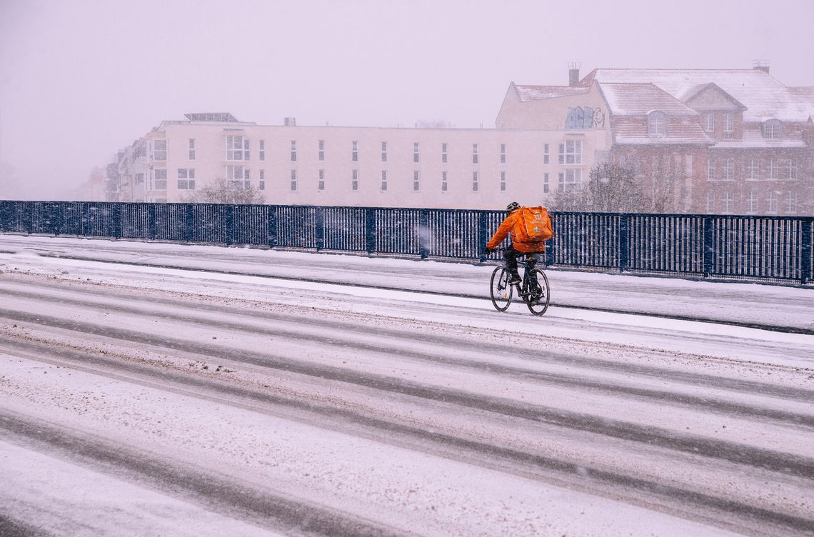 Jak bezpiecznie jeździć rowerem zimą? [ROZMOWA]