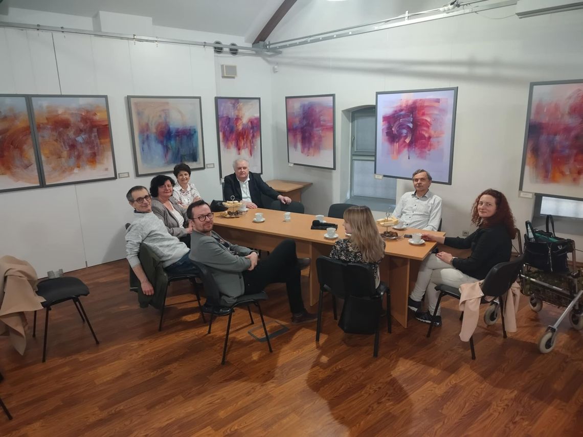 "Trzeba nauczyć się z tym żyć". Chorujący na SM spotkali się w Fabryce Sztuk z Marią Pyż