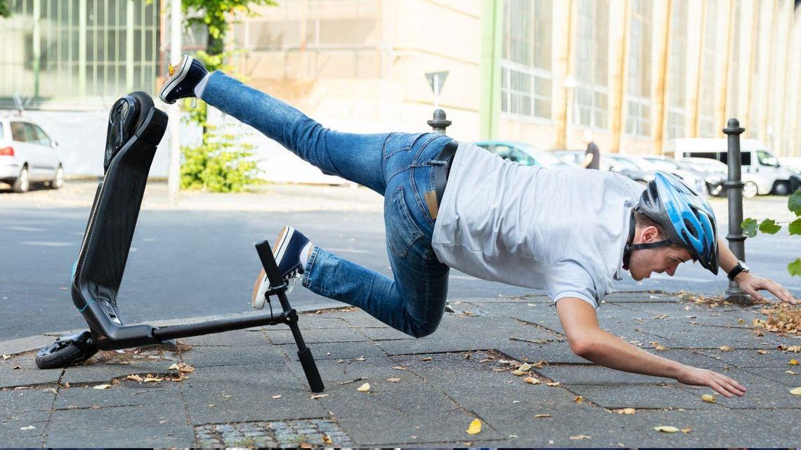 Kask na hulajnodze obowiązkowy. Chcą kategorycznych przepisów Kask na hulajnodze obowiązkowy. Chcą kategorycznych przepisów