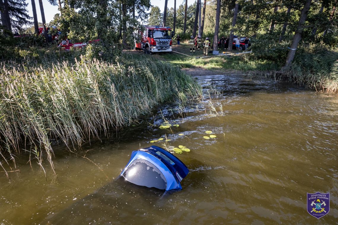 Kierowca zatopił swoje auto, bo pomyliły mu się biegi