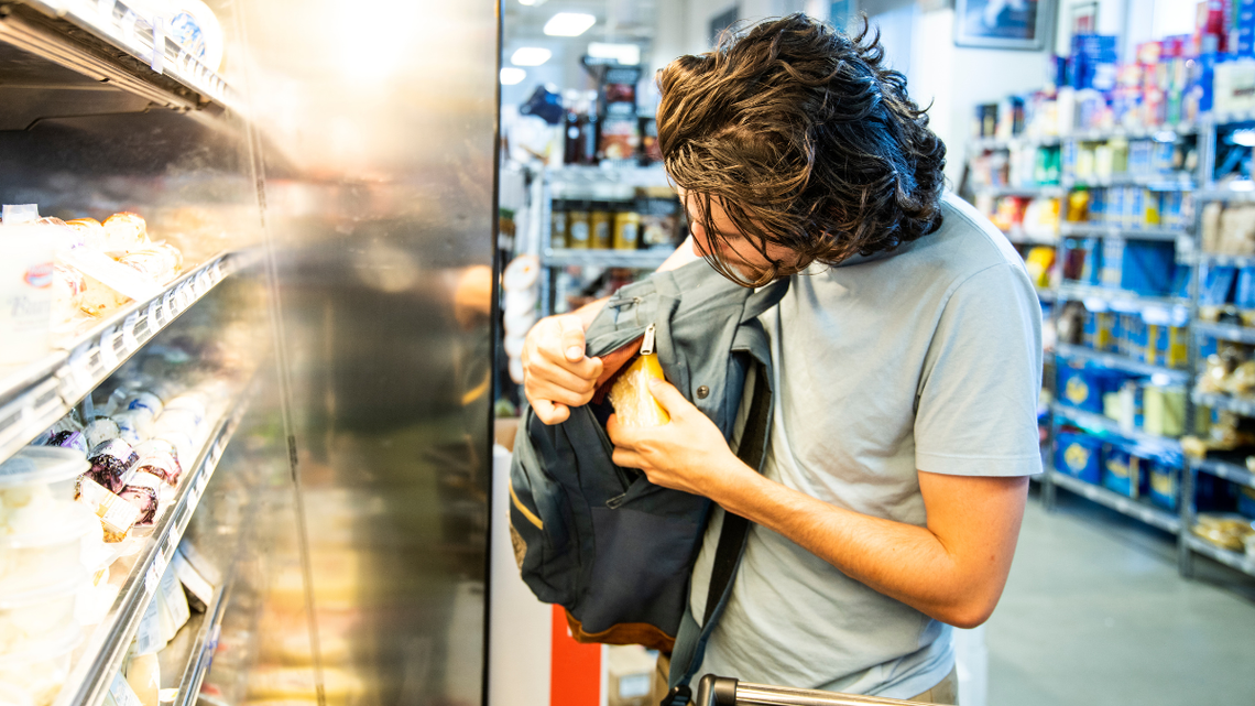 Kradzieże powodują duże straty i wyższe ceny. Ta grupa kradnie najczęściej