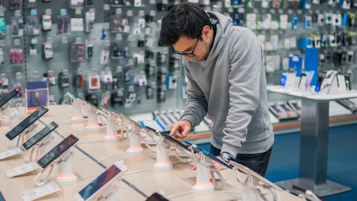 Kupujemy tyle samo, ale płacimy więcej. Dlatego stać nas na mniej Kupujemy tyle samo, ale płacimy więcej. Dlatego stać nas na mniej