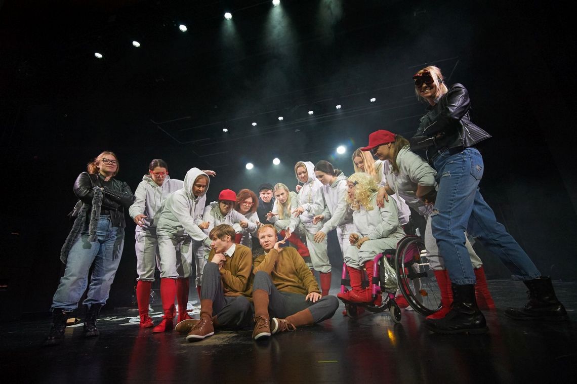 Za kulisami "Ławicy": O teatralnej codzienności i pracy nad spektaklem "Dziób w dziób" [REPORTAŻ]