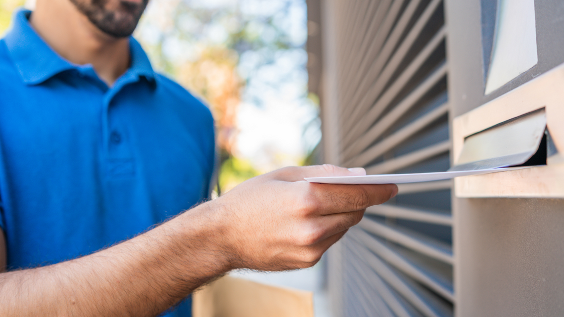 Listonosz nadal będzie pukał do drzwi. Bo jest potrzebny ludziom
