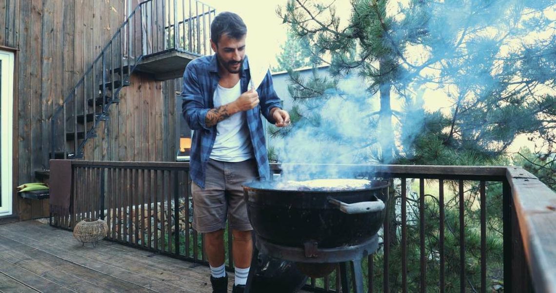 Majówka 2023. Grill na balkonie, ognisko w lesie... Z tego być kłopoty