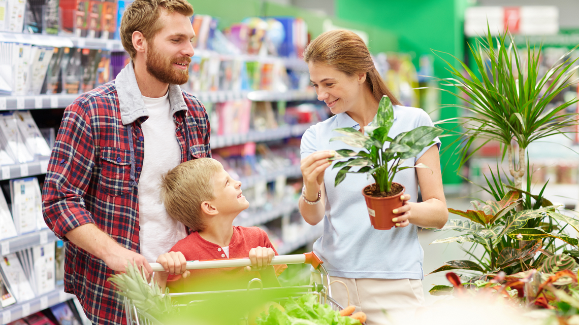 Najtańsze zakupy zrobisz w tych sklepach. Ten sam lider po raz trzeci