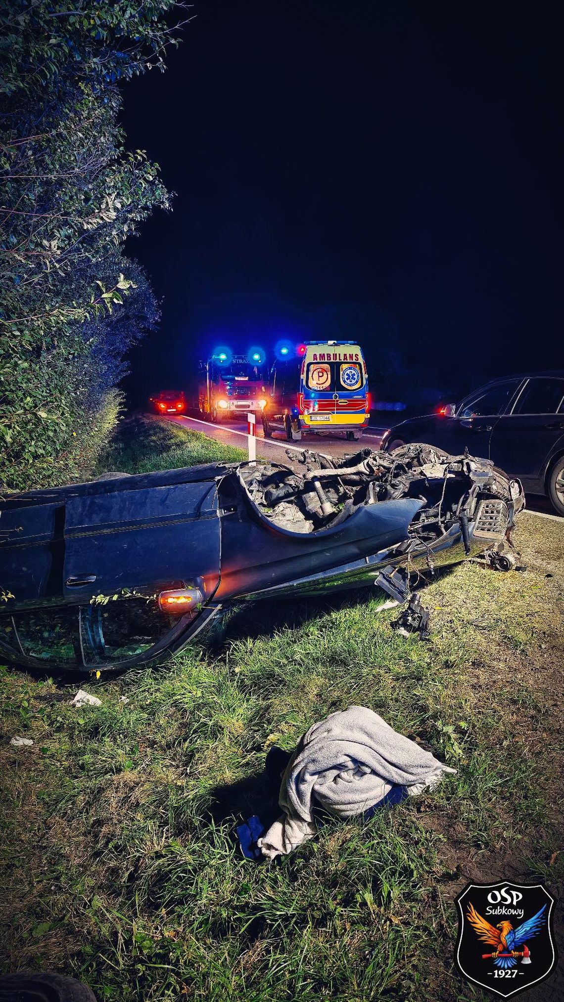 Nocne dachowanie na DK91 w Narkowach. Na miejscu pracowały służby Nocne dachowanie na DK91 w Narkowach. Na miejscu pracowały służby