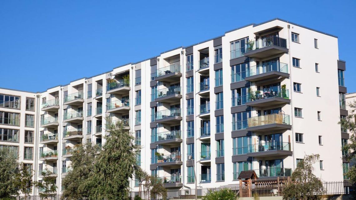 Nowe i puste. Pierwsze miasta biorą się za deweloperów