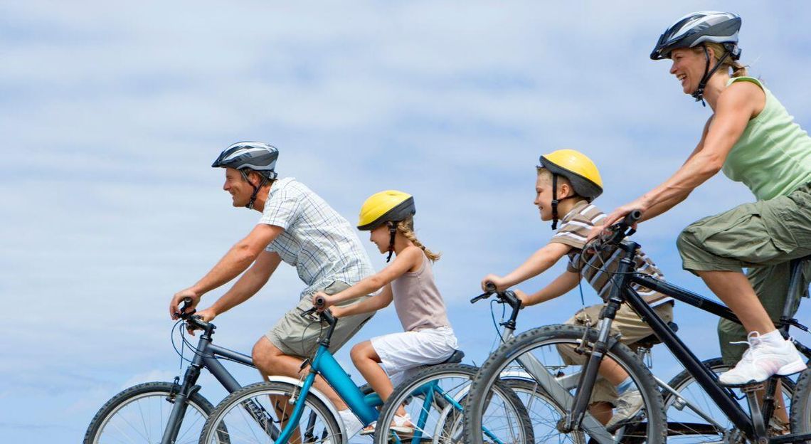 Obowiązkowe kaski dla rowerzystów. Wiceminister ujawnia plan