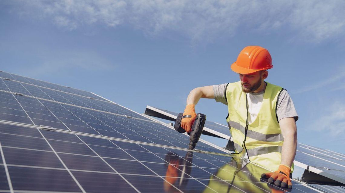 Panele na dachach będą obowiązkowe. Sprawdź, od kiedy