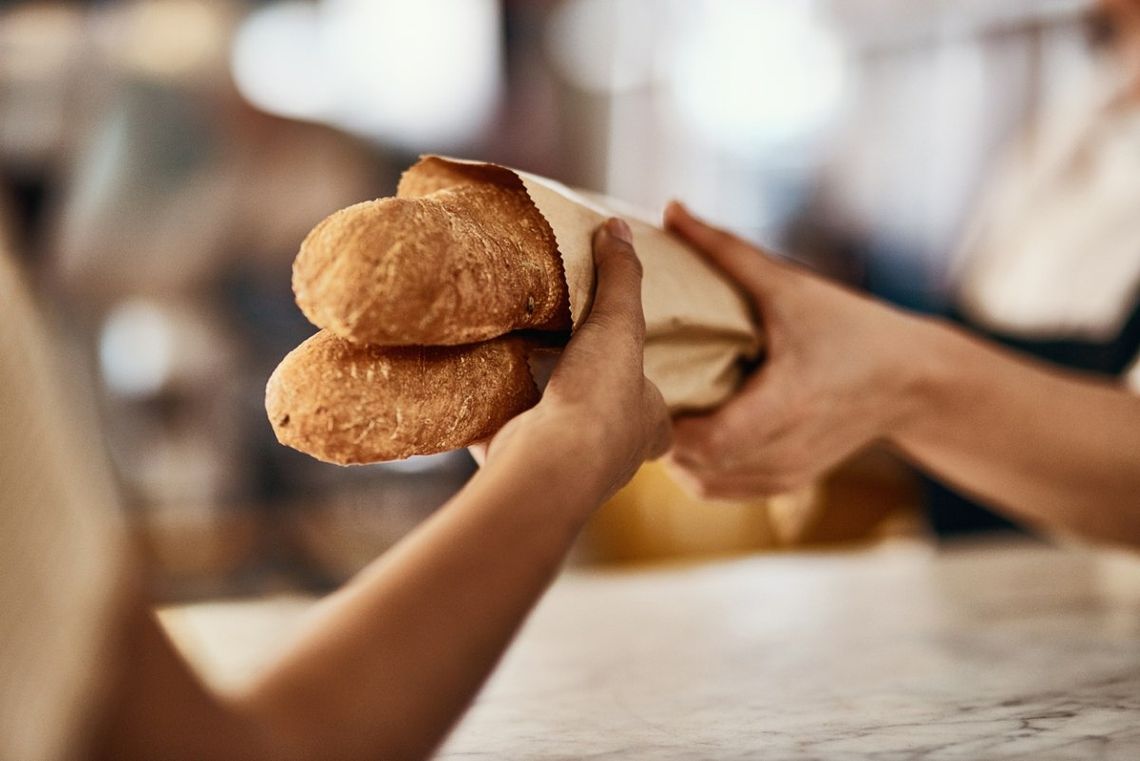 Pieczywo w sklepach. Na półce chleb chłopski, a w składzie pełno "E"