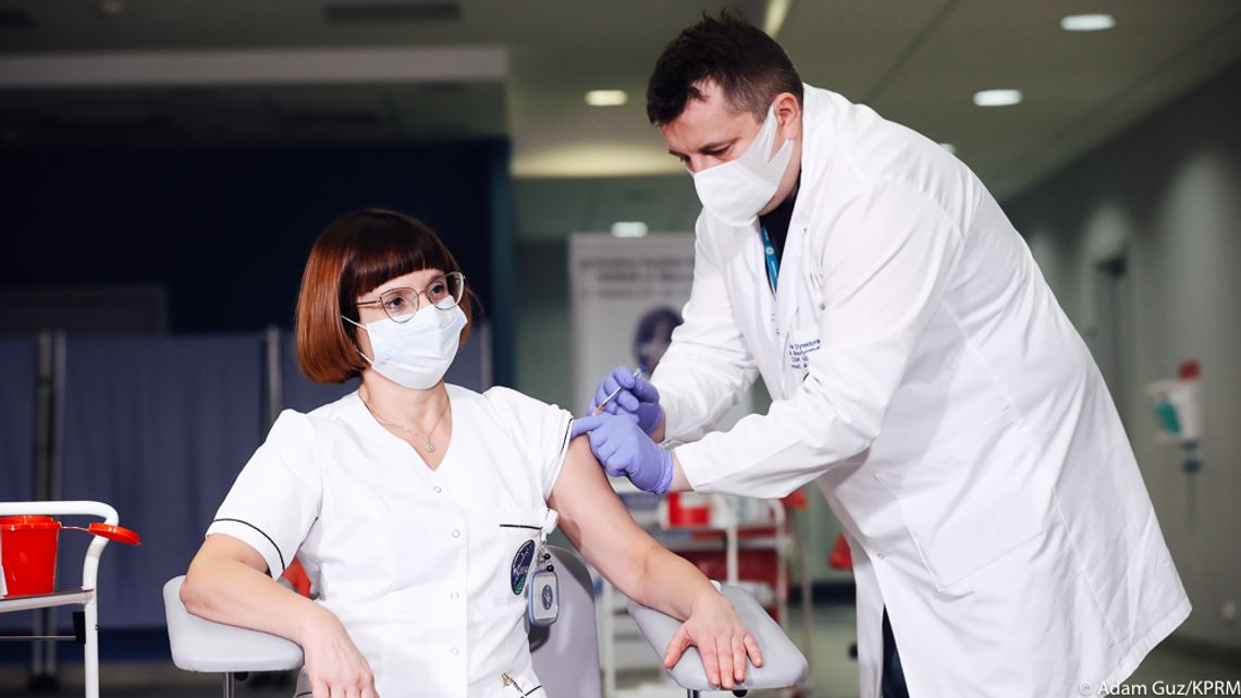 Pierwsze osoby w Polsce zaszczepione przeciwko COVID-19