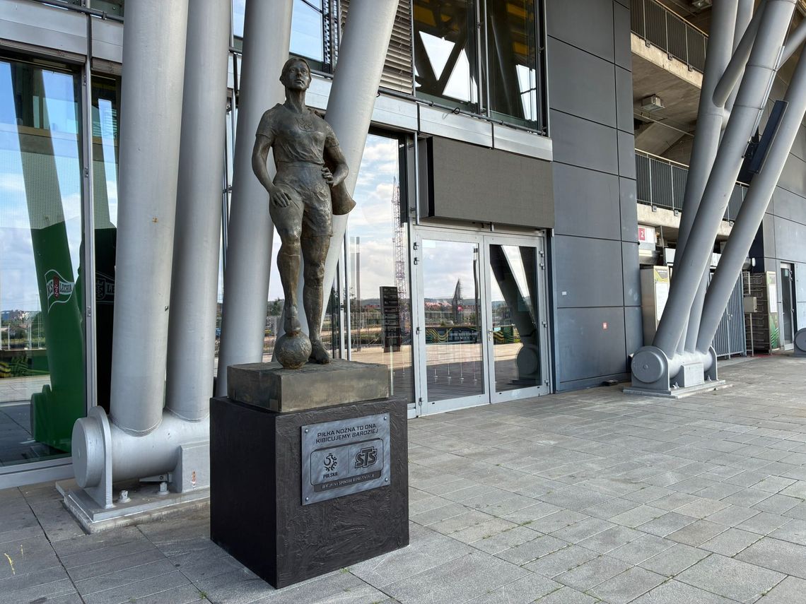 „Piłka nożna jest kobietą”. Symboliczny pomnik kobiecego futbolu stanął w Gdańsku