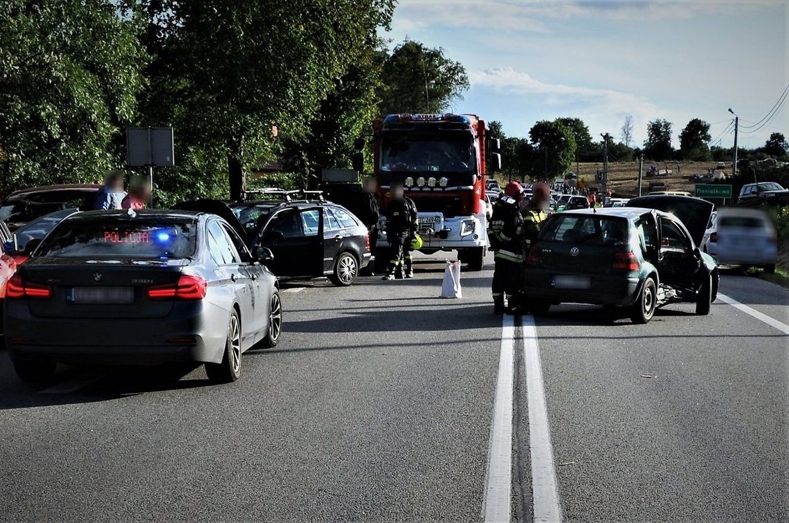 Po wypadku w Pieniążkowie 19-letniej mieszkance powiatu tczewskiego zatrzymano prawo jazdy, a jedna osoba trafiła do szpitala