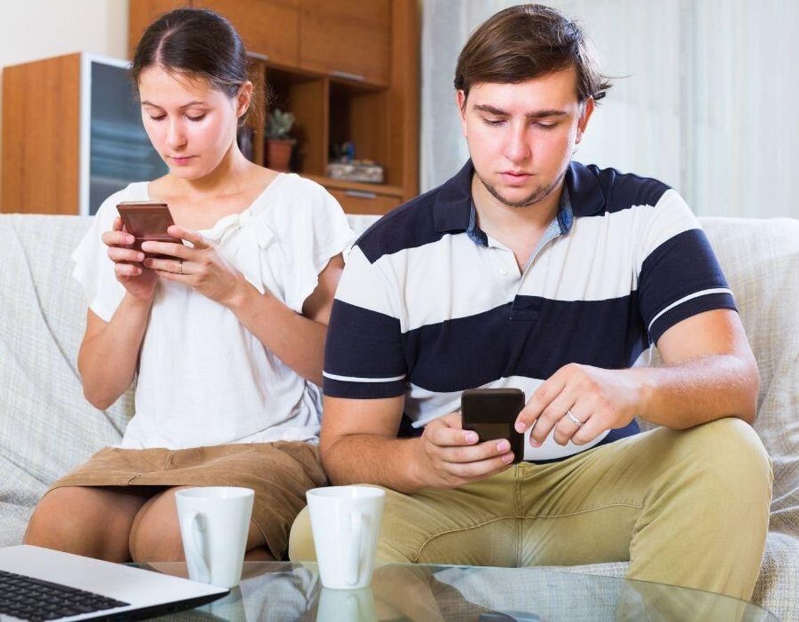 Polacy po pracy nadal są online. To już ich codzienność Polacy po pracy nadal są online. To już ich codzienność