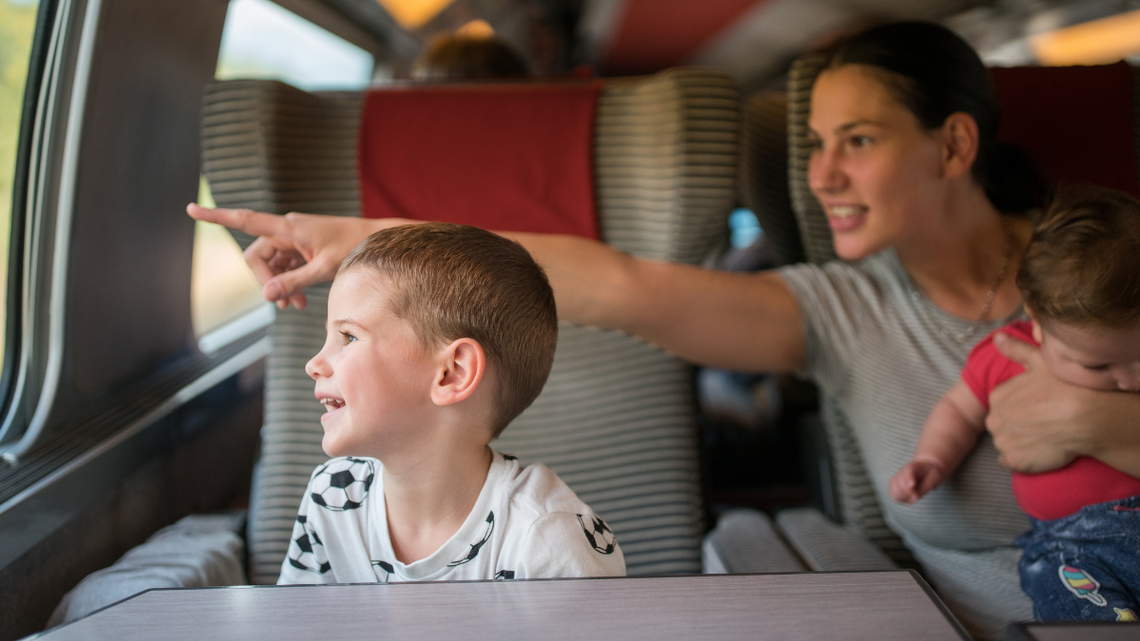 Polacy polubili kolej. Tym przyciągają ich do siebie pociągi