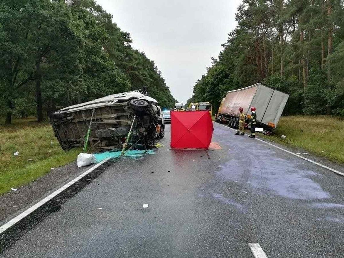 Policja przegapiła zwłoki ofiary wypadku. Są konsekwencje