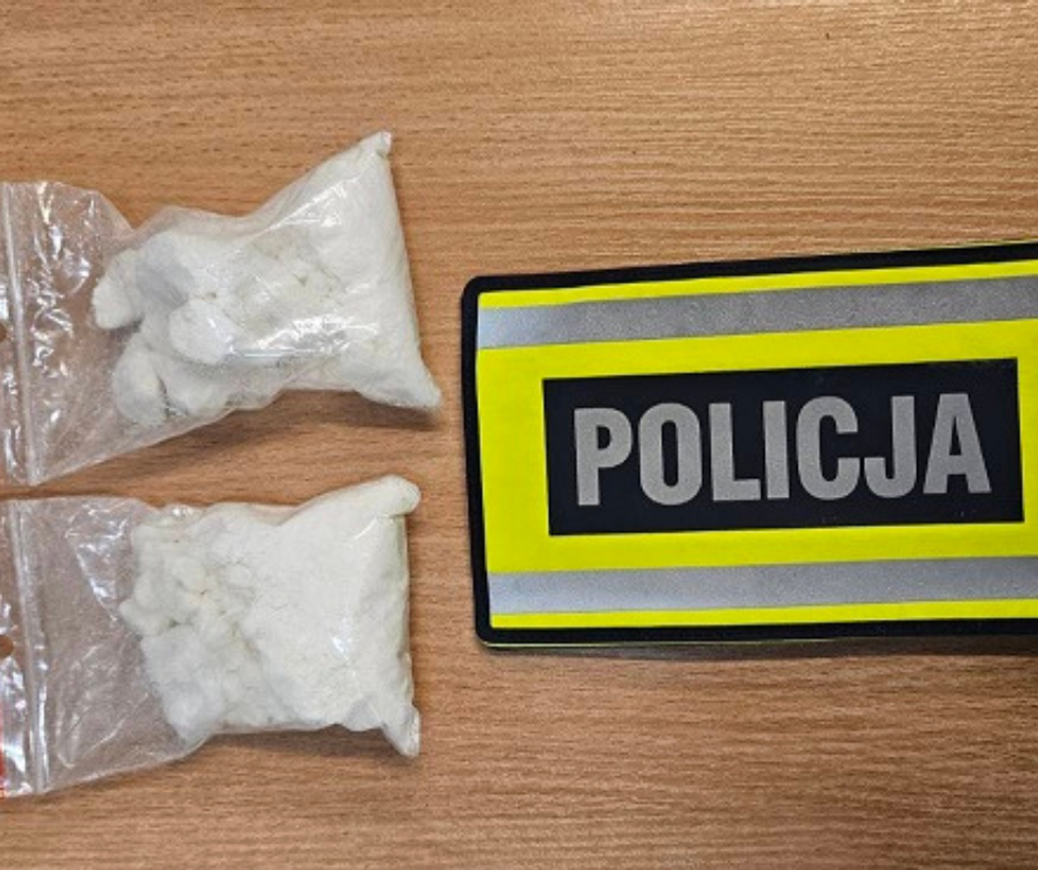 Policjanci zatrzymali mężczyzn za narkotyki i łamanie sądowych zakazów