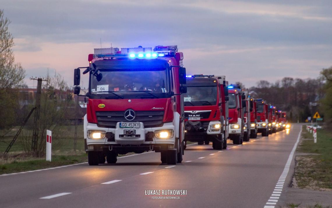 Pomorscy strażacy, w tym funkcjonariusze tczewskiej jednostki, gaszą pożar w Biebrzańskim Parku Narodowym [AKTUALIZACJA]